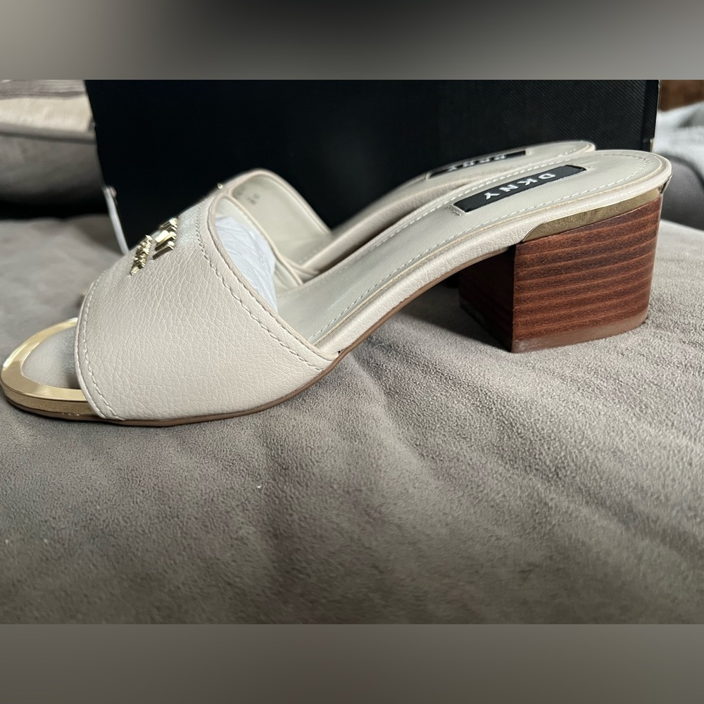 New in box - DKNY Fama-Sandal Tumbled PU Linen LNN